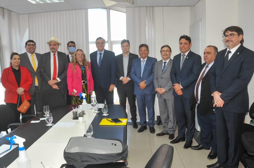 Parlamentares e servidores da Justiça estiveram presentes no encontro (Foto: Divulgação/TJPB)