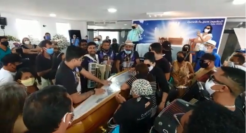 O velório do cantor transformou-se em festa com amigos e familiares tocando e cantando ao redor do caixão. (Foto: Reprodução).