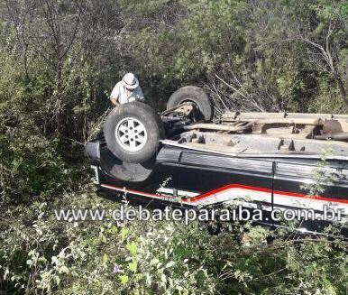 Felizmente após o acidente, o motorista saiu ileso de ferimentos, sendo registrado apenas danos materiais (Foto: Reprodução)