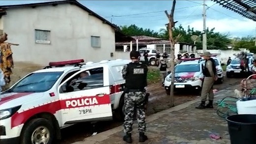 Nos alvos dos mandados, os policiais efetuaram também a apreensão de armas, e quantidades de cocaína e crack (Foto: Reprodução)