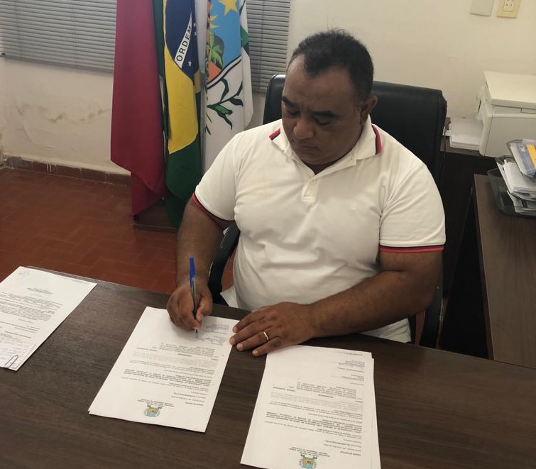 Marcos Eron, prefeito do município de Monte Horebe. (Foto: Reprodução).
