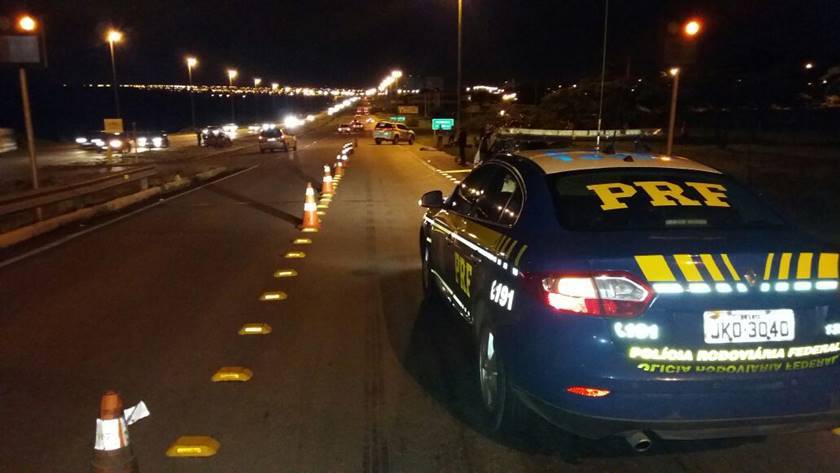 A droga, segunda a polícia, estava dentro do veículo onde o casal vinha. (Foto: Reprodução).