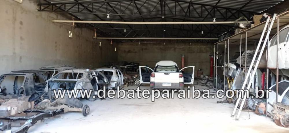 Posteriormente, todos os carros e peças serão levados à Central de Polícia Civil de Cajazeiras, para que seja dado continuidade as investigações (Foto: Reprodução)