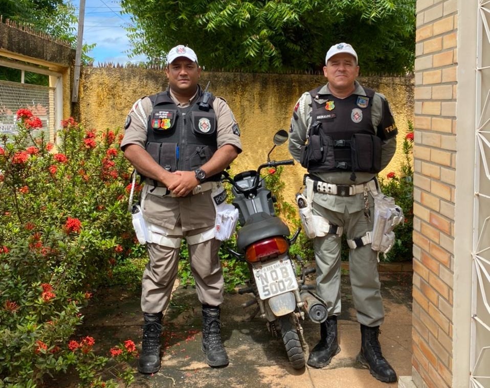 Diante dos fatos, a guarnição de Trânsito conduziu o veículo e o seu condutor à delegacia de Polícia Civil da cidade de Catolé do Rocha (Foto: Reprodução)