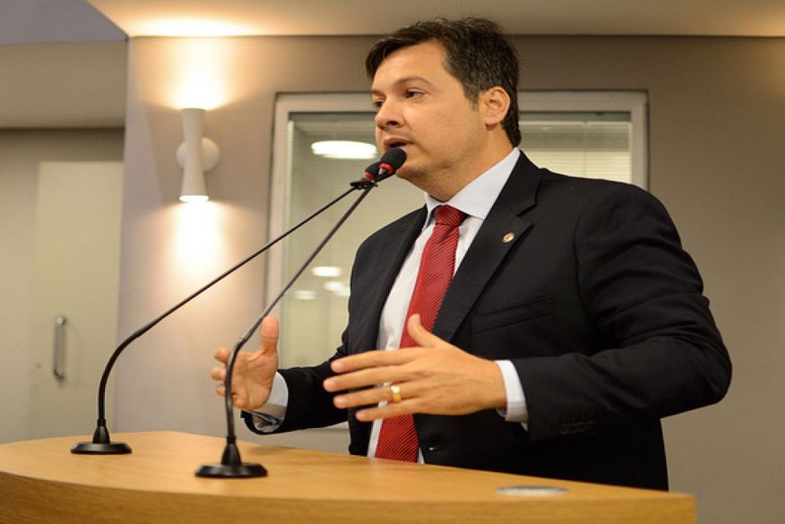 O deputado Júnior Araújo reassume cargo na ALPB nesta terça-feira (Foto: Reprodução).