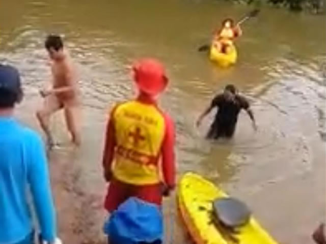 Momento em que o corpo é retirado das águas. (Foto: reprodução).