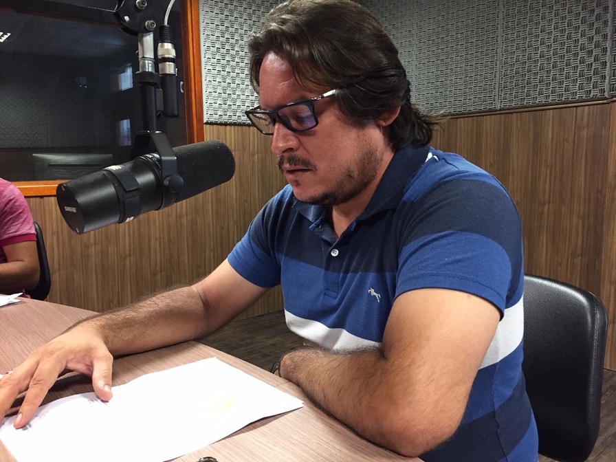 Alberto Gomes denúncia gestão do prefeito de Santa Cruz. (Foto: Debate Paraíba).