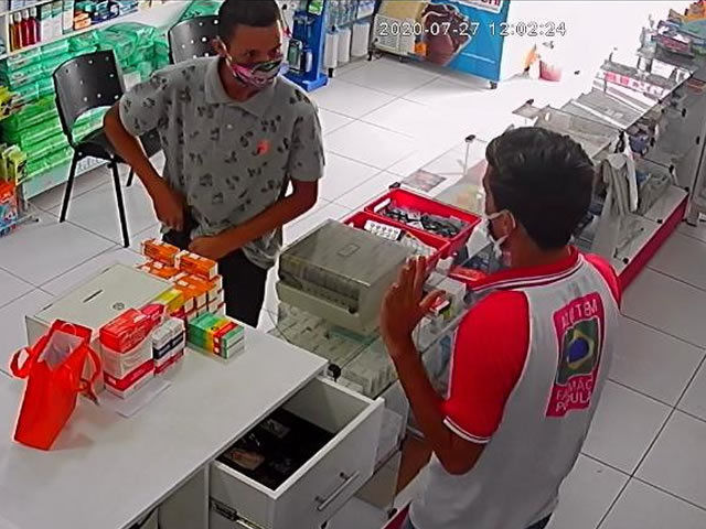 Imagens mostram o momento da ação criminosa. (Foto: Reprodução).