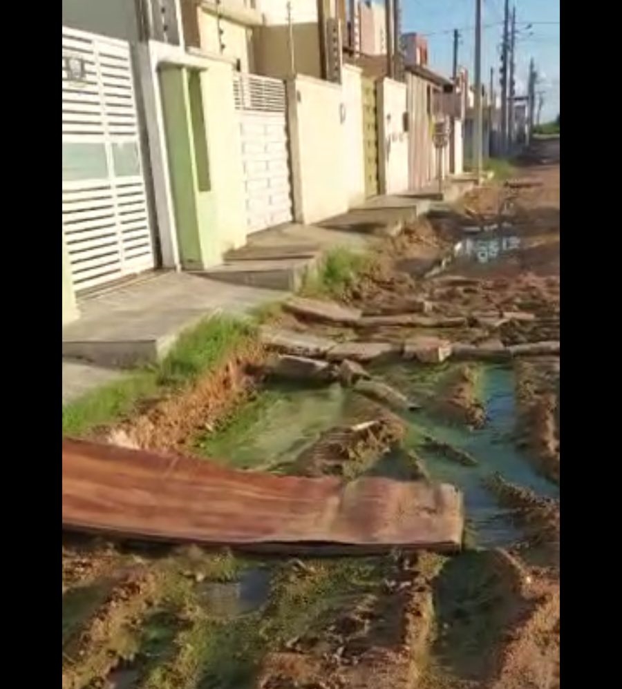 Prefeitura de Sousa abandona obra de pavimentação de rua e causa transtornos aos moradores
