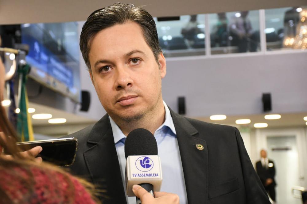 Deputado Júnior Araújo retorna ao mandato na ALPB. (Foto: Reprodução).