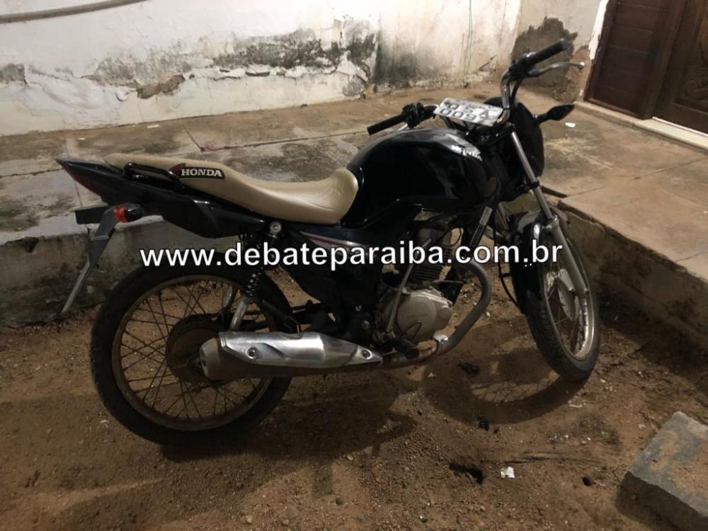 Ao ser feita uma breve consulta, foi confirmado que a moto possuía restrição de roubo, sendo posteriormente levada à delegacia de Polícia Civil (Foto: Debate Paraíba)