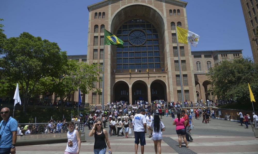 Aparecida (SP) – Devotos de Nossa Senhora Aparecida comparecem ao Santuário Nacional no dia da Padroeira do Brasil (Rovena Rosa/Agência Brasil).