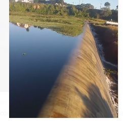 Mesmo com final do período de chuvas no Sertão, Açude de São Gonçalo voltou a banhar a parede do sangradouro