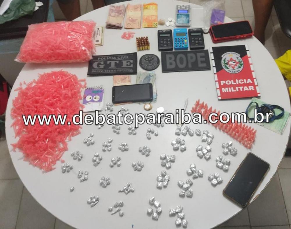 Posteriormente, os acusados, o adolescente e o material apreendido foram levados à delegacia de Polícia Civil, para serem adotadas as medidas que determinam a lei (Foto: Reprodução)