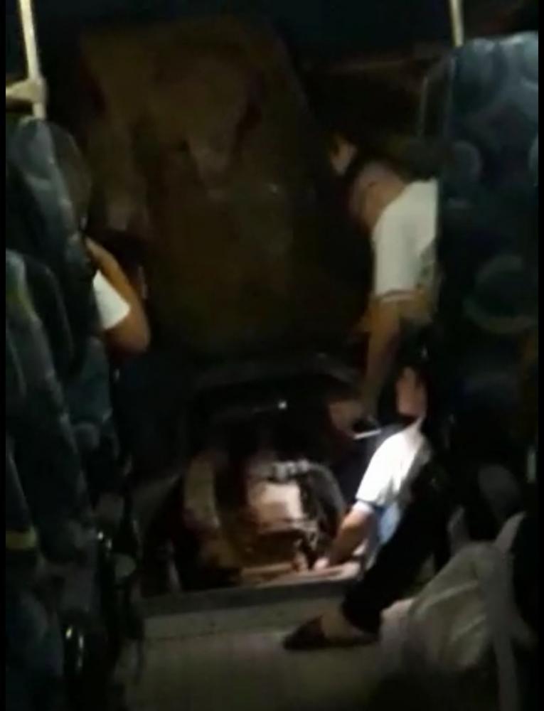 Alunos auxiliam motorista a passar a marcha do ônibus (Foto: Reprodução)