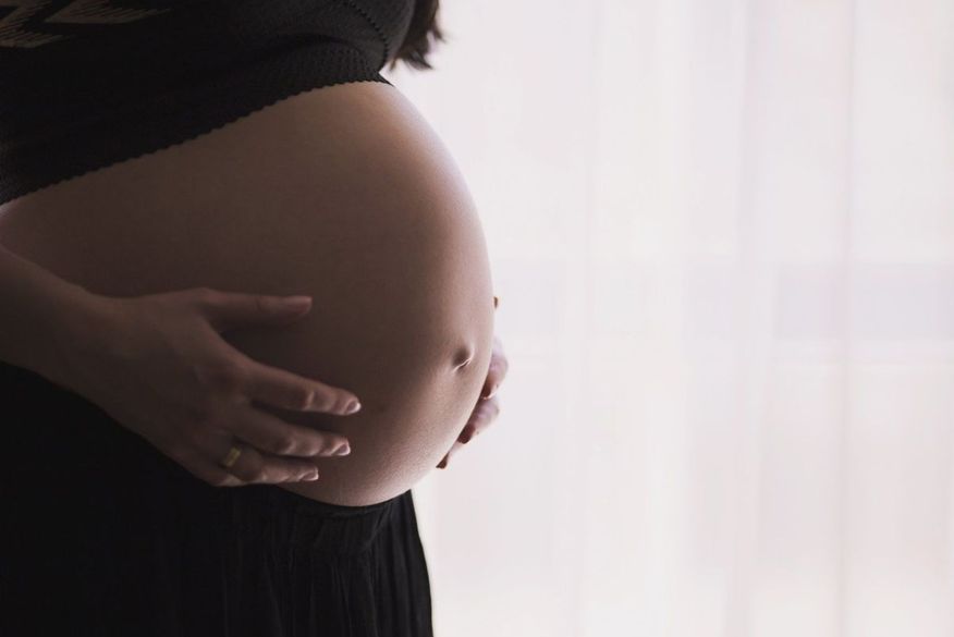 Segundo o estudo, 22,6% das mulheres que morreram no Brasil não tiveram acesso a um leito de UTI, 36% não chegaram a ser intubadas. (Foto: Reprodução).