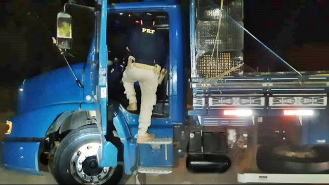 Momento da abordagem realizada pela PRF. (Foto - Reprodução PRF)