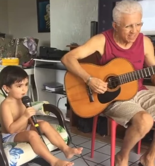 Cantora Elba Ramalho reposta vídeo de artista sousense com o neto e vitaliza na internet