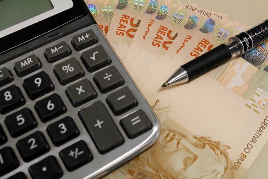 Na faixa de renda de até R$ 2.100, o percentual dos que vão poupar praticamente dobrou, para 20%, e a quitação de dívida passou de 53% para 49%. O consumo recuou de 29% para 23%. (Foto: Reprodução).