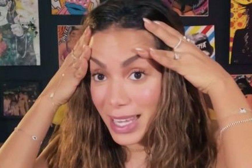 A assessoria de imprensa de Anitta informou para a coluna de Fábia que abriu uma solicitação na Caixa Econômica Federal para investigar o caso e suspender o auxílio (Foto: Reprodução).