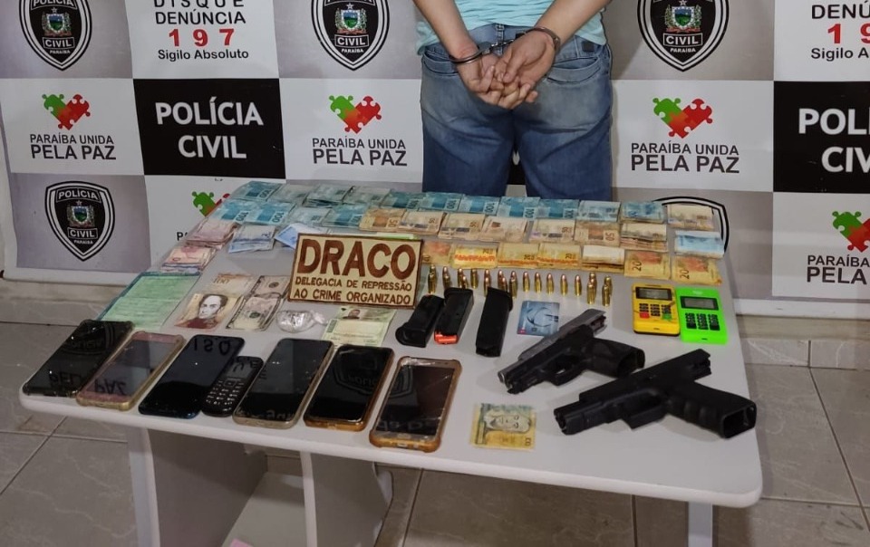Posteriormente, o preso foi conduzido à Delegacia de Polícia Civil da cidade de Patos, para serem realizados os procedimentos que determinam a Lei (Foto: Reprodução)