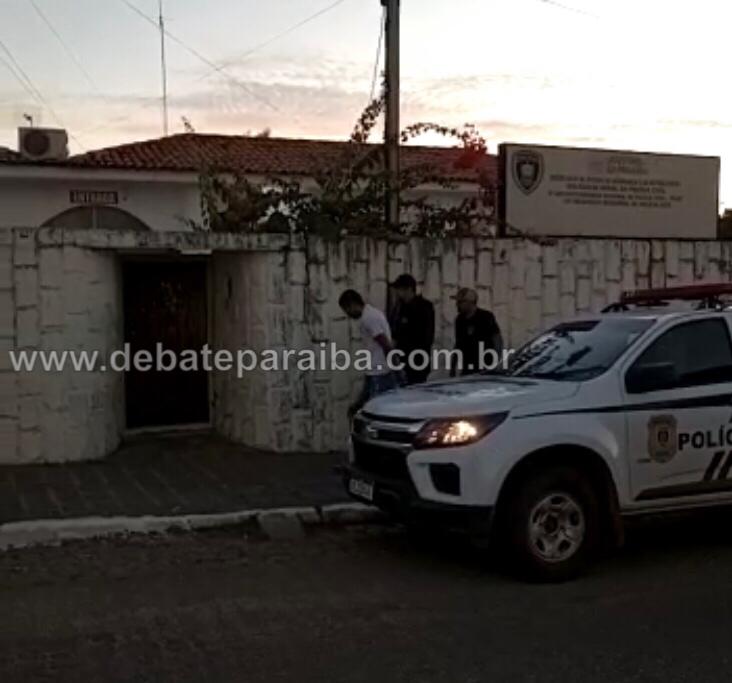 Após ser capturado, o acusado foi conduzido à delegacia de Polícia Civil para serem realizadas as medidas necessárias (Foto: Reprodução)