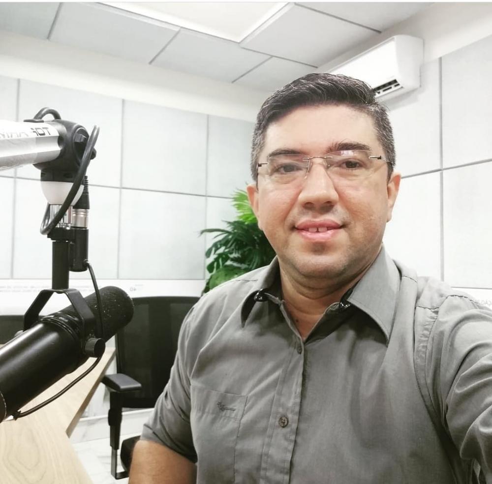 Câmara Municipal de Sousa concede titulo de cidadão sousense a Invandney Sena. (Foto: Reprodução).