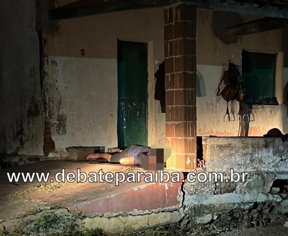 A área do homicídio foi isolada até a chegada dos peritos da Polícia Civil e do delegado de plantão, para serem realizados os procedimentos cabíveis (Foto: Reprodução)