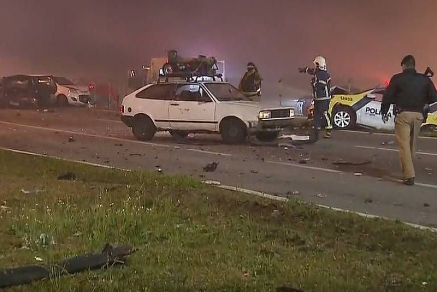 O acidente envolveu 15 carros, cinco motos, uma carreta e uma viatura policial na BR-277, em São José dos Pinhais (PR). (Foto: Reprodução).
