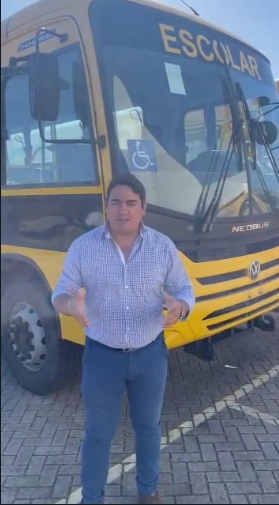 Lucas Braga anuncia a aquisição de um ônibus para atender Marizópolis