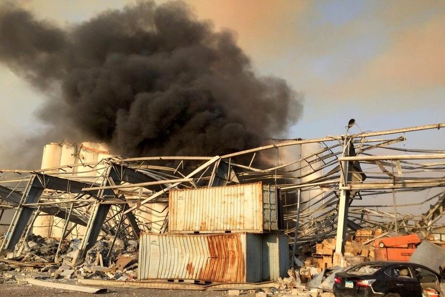Coluna de fumaça sobre Beirute, nesta terça (4). Uma grande explosão ocorreu na cidade — (Foto: Reuters/Mohamed Azakir).