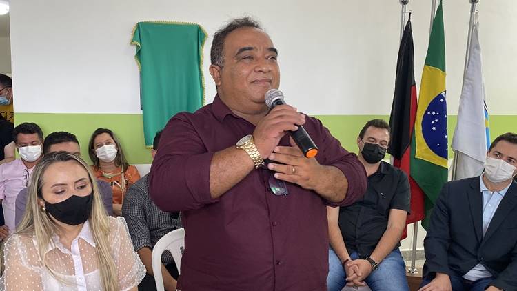 Prefeito de Monte Horebe anuncia antecipação de parcela do 13º e de salário aos servidores