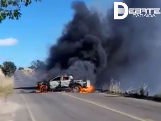 Veículo Incendiado na PB-400. (Foto - Reprodução Redes Sociais)