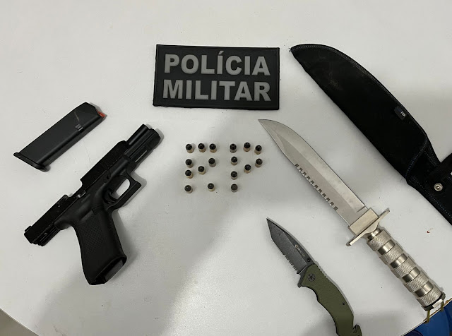 Ao ser feita uma abordagem, foi encontrado na cintura do suspeito uma pistola calibre 9 mm com várias munições (Foto: Reprodução)