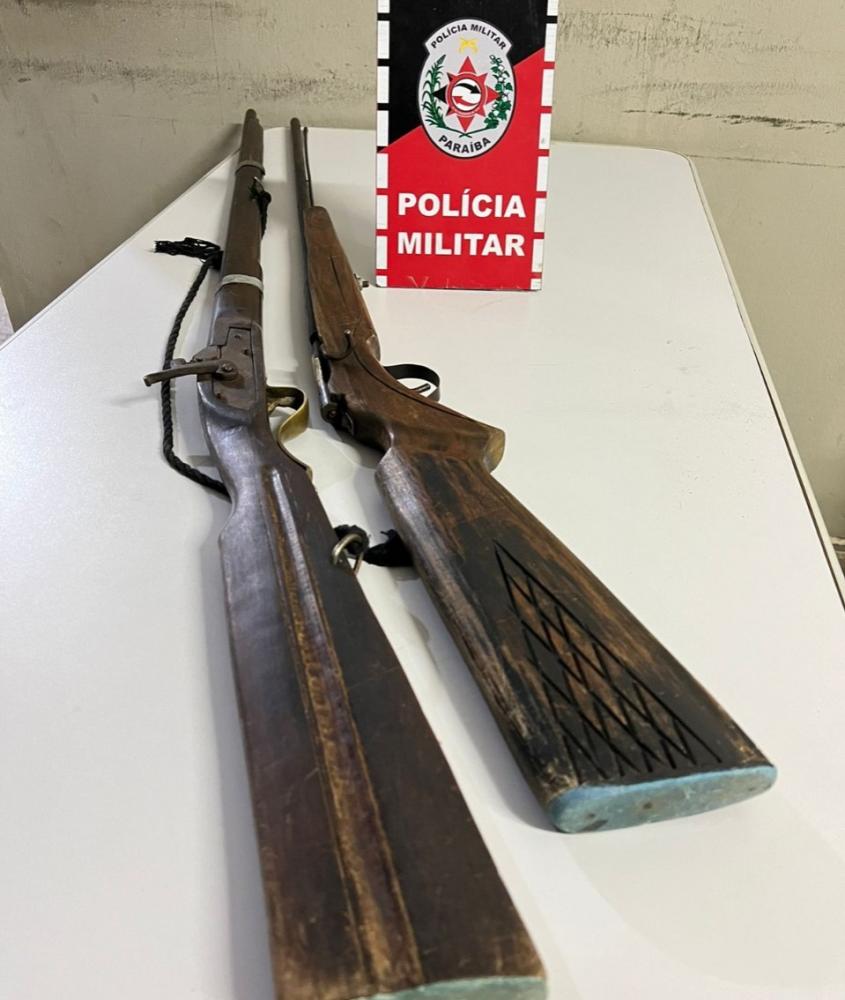 As armas de fogo apreendidas foram levadas à delegacia de Polícia Civil da cidade de Teixeira (Foto: Reprodução PMPB)