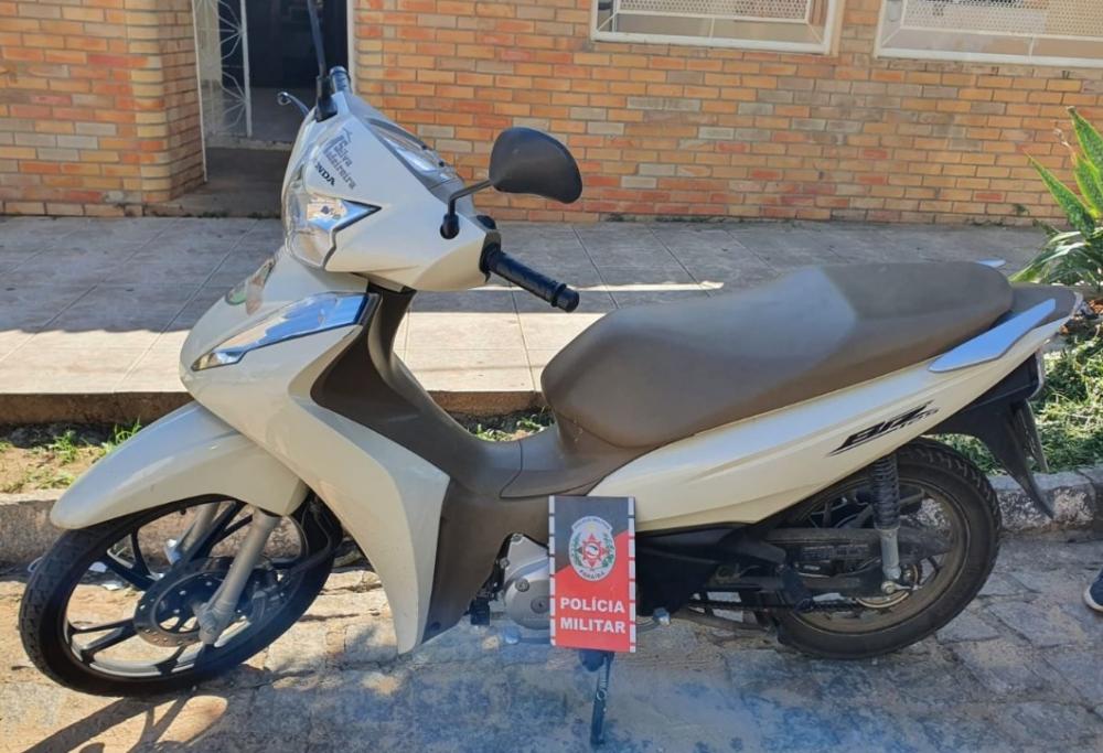 Os policiais conduziram o suspeito e a moto apreendida para a delegacia de Polícia Civil, para serem realizadas as medidas cabíveis que determinam a lei (Foto: Reprodução PMPB)