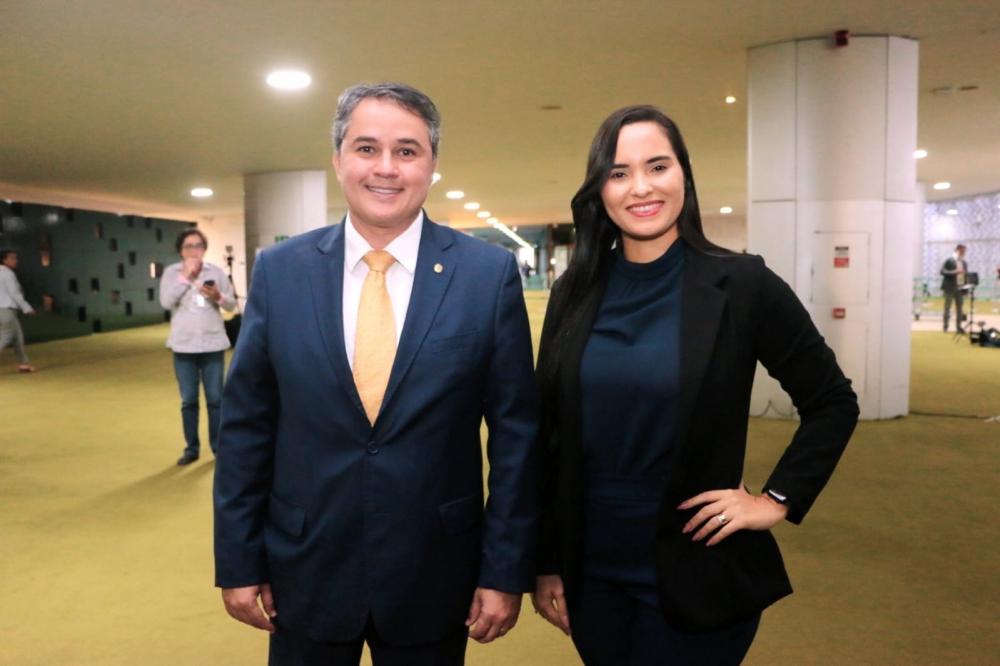 Efraim Filho ao lado de Rayra Beserra, presidente do Conselho Regional de Enfermagem da Paraíba (COREN/PB) (Foto: Divulgação)