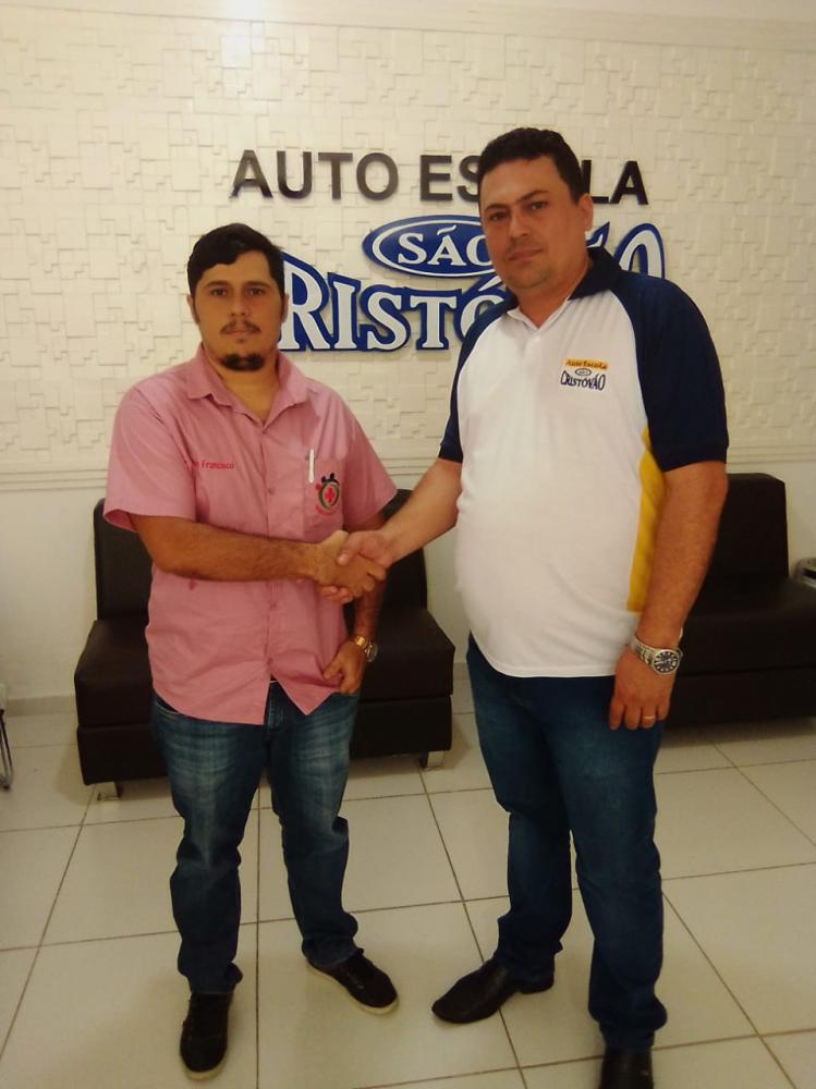 O presidente Alysson Francisco anuncia parceria com a Auto Escola São Cristóvão. (Foto: Reprodução). 