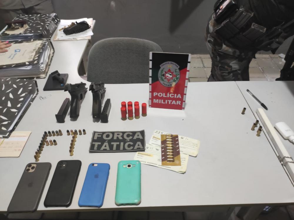 Os suspeitos de cometerem o assassinato e o material apreendido, foram conduzidos à delegacia de Polícia Civil de São Bento (Foto: Reprodução)