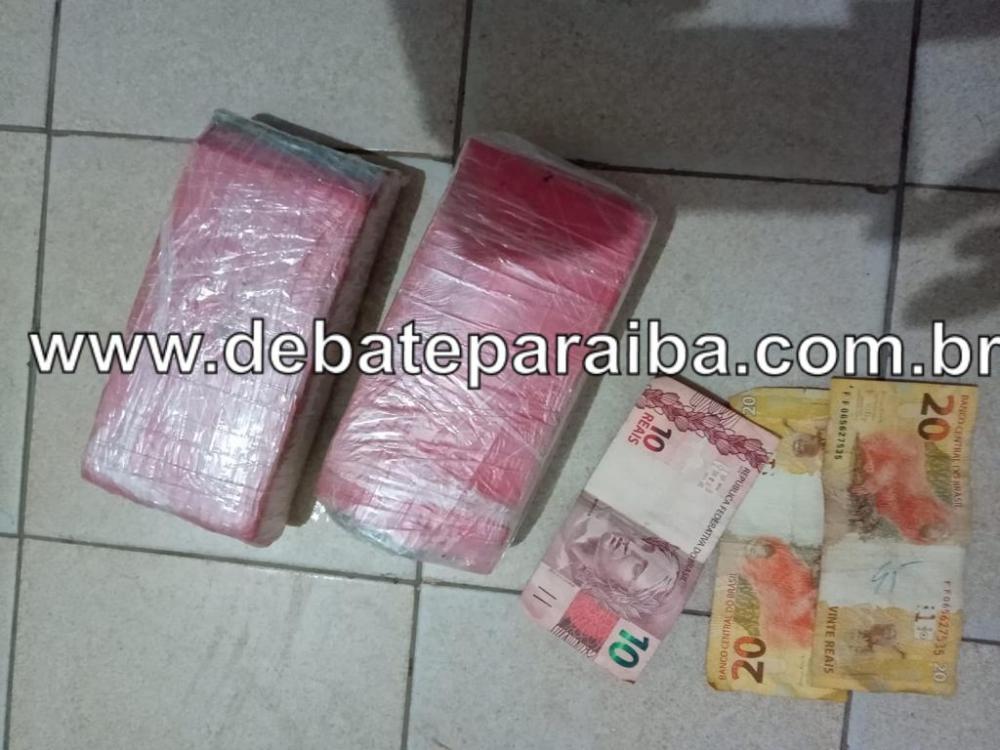 Em sua posse foram encontrados dois tabletes de maconha, uma quantia em dinheiro e a moto utilizada na fuga (Foto: Reprodução)