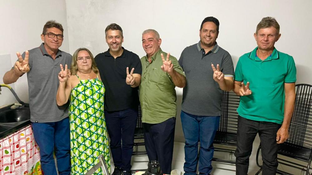 Vereadores e lideres da oposição de Aparecida anunciam apoio a pré-candidatura de Leonardo Gadelha. (Foto: Reprodução).