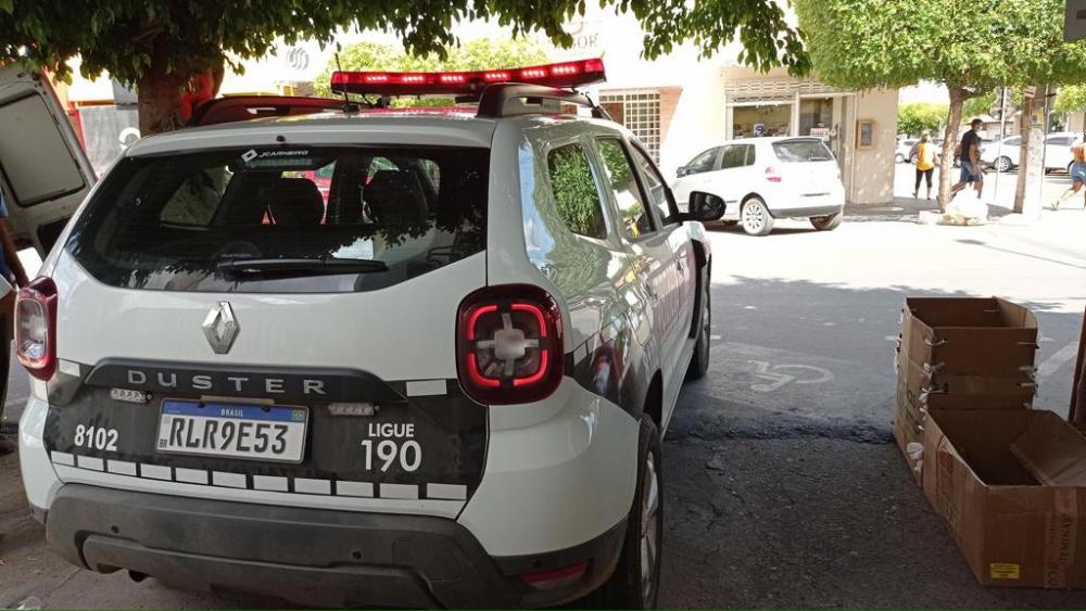 Diligências foram empreendidas pela Polícia Militar após serem analisadas as imagens de câmeras de segurança, porém sem êxito na captura do infrator da lei (Foto: Reprodução)