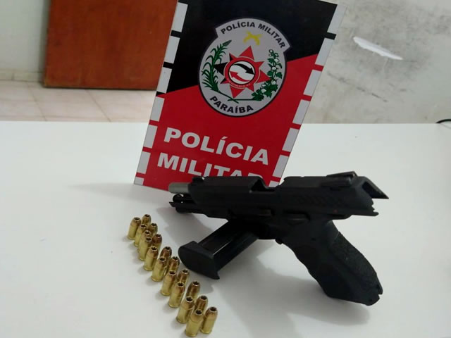 O jovem por não possuir a documentação necessária recebeu voz de prisão por porte ilegal de arma de fogo. (Foto Divulgação Polícia Militar).