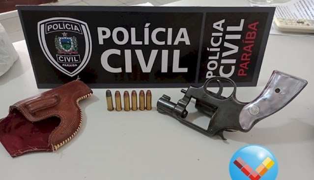A arma e a mãe do suspeito que estava no local no momento da apreensão, foram conduzidos à delegacia de Polícia Civil (Foto: Reprodução Vale do Piancó Notícias)