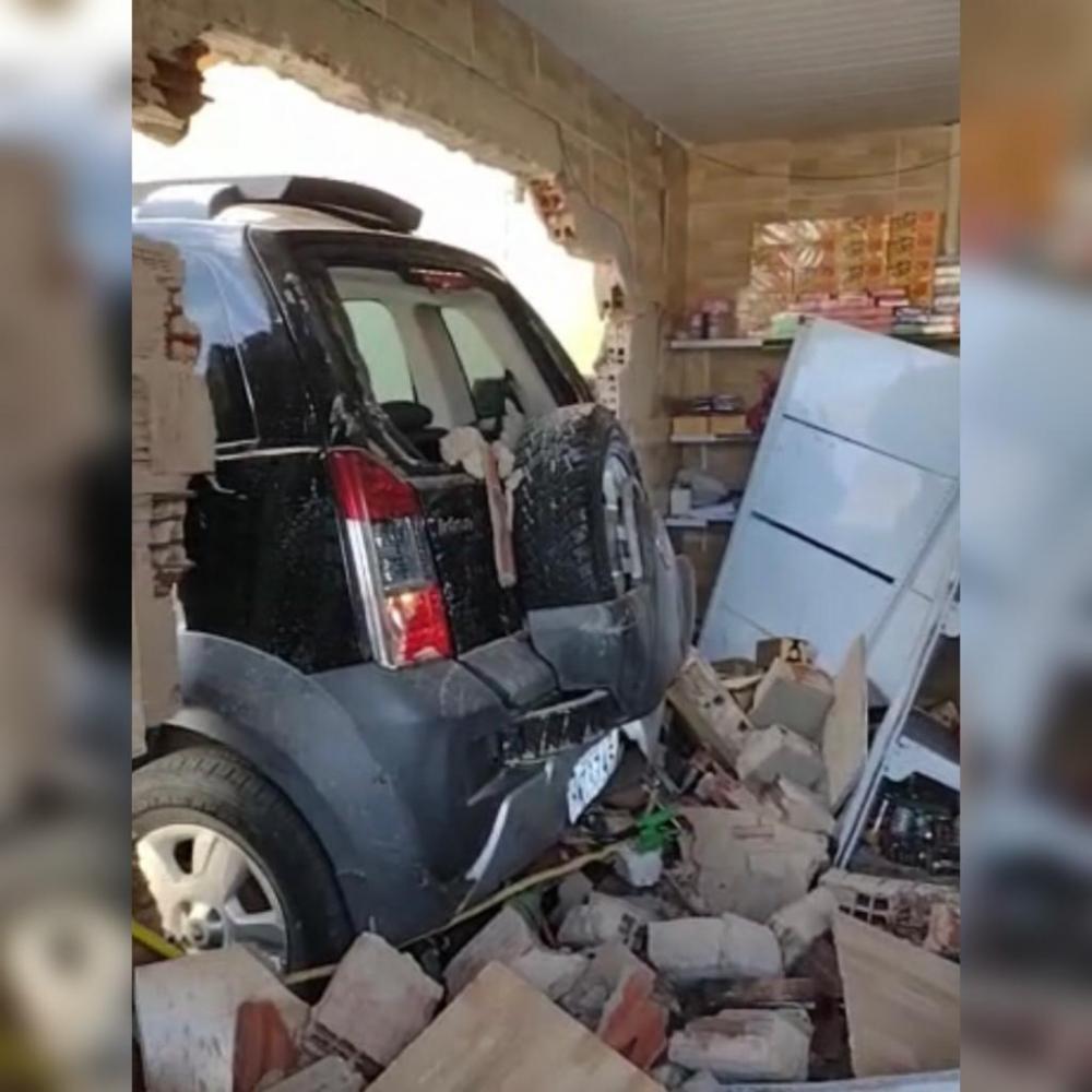 Com o auxílio de populares, o carro foi retirado do local (Foto: Reprodução Redes Sociais)