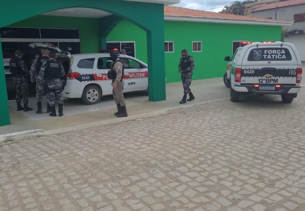 Os corpos dos criminosos foram encaminhados ao Núcleo de Medicina e Odontologia Legal (NUMOL) de Patos, para serem realizados os exames cadavéricos (Foto: Reprodução)