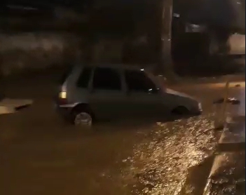 Carro atolado em rua próxima ao Canal da Bimbarra, em Sousa (Foto: Reprodução/Debate Paraíba)