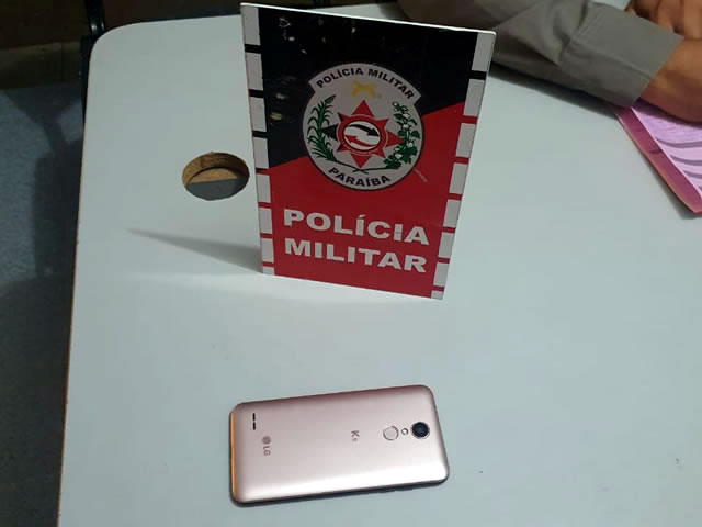 Ao apresentar o aparelho celular, a pessoa que havia sido vítima confirmou que o aparelho era seu, e em seguida o acusado recebeu voz de prisão e foi levado à delegacia de Polícia Civil. (Foto Divulgação Polícia Militar).