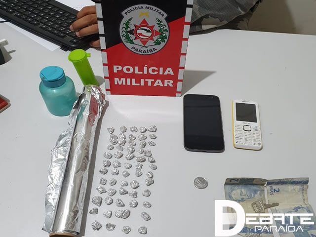 O menor foi apreendido com um total de 59 pedras de crack e em seguida levado à delegacia de Polícia Civil. (Foto - Debate Paraíba).