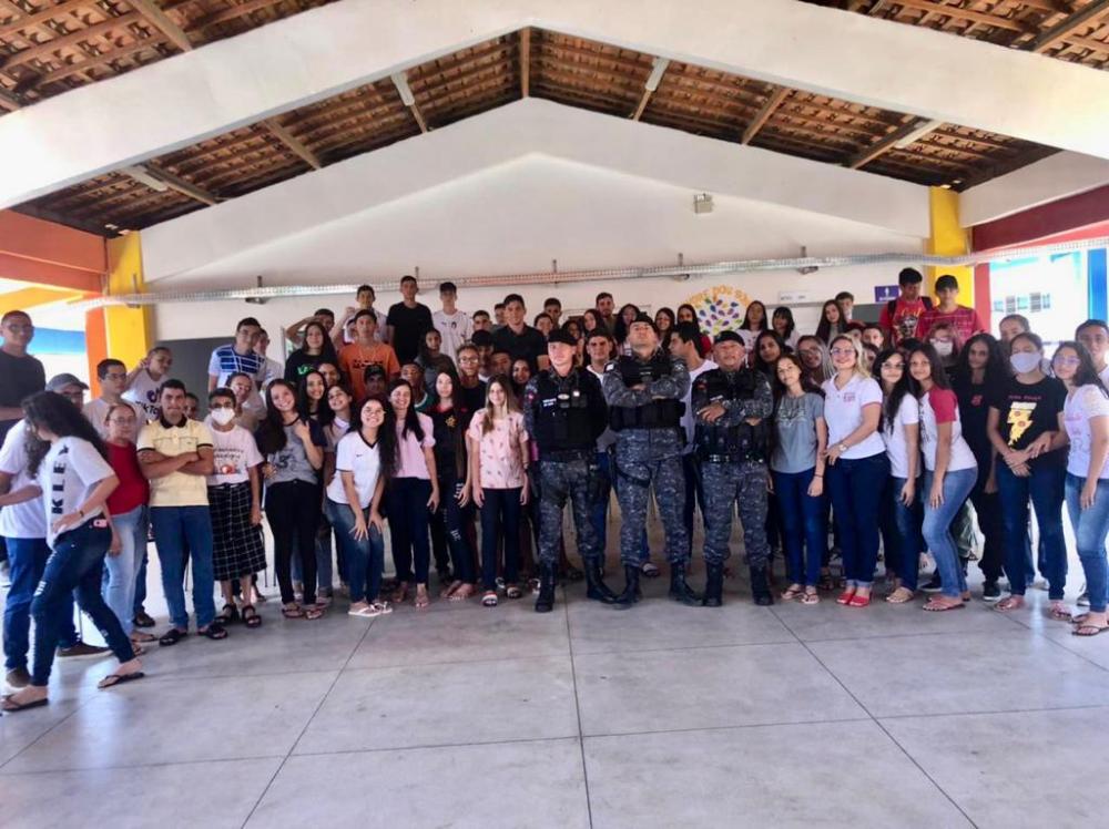 Policiais do Batalhão de Operações Especiais participam do Projeto Pós-Médio realizado em escola no município de Santa Cruz